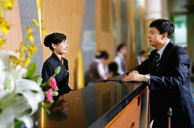 酒店前台薪酬平平，为何仍吸引众多女性？大堂经理深度解析背后缘由